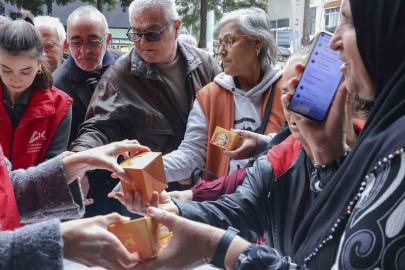 Mersin’de Regaip Kandilinde 15 bin kandil simidi dağıtıldı