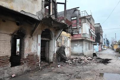 Metruk binanın bir bölümü gürültüyle yıkıldı: Mahalleli deprem sandı