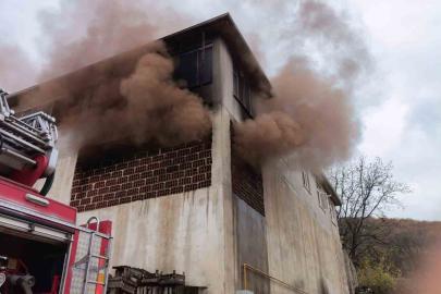 Meyve kasalarının bulunduğu depo küle döndü