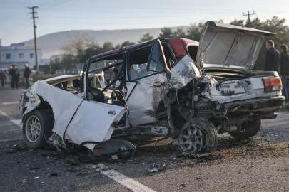 Milas’ta zincirleme kaza, Tofaş araç teneke kutu gibi ezildi