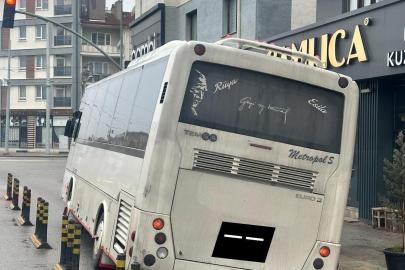Minibüs caddedeki çukur yüzünden az kalsın devriliyordu