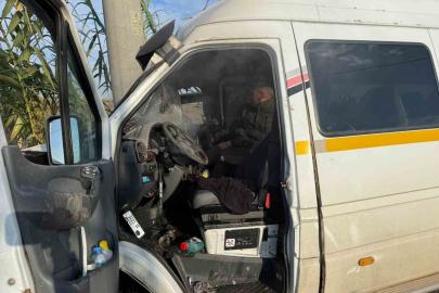 Minibüs elektrik direğine çarptı: 2 yolcu yaralandı