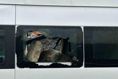 Minibüsün üzerine dev kayalar düştü, 3 kişi şans eseri kurtuldu