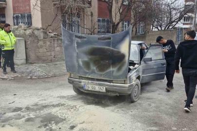 Motor kısmı tutuşan otomobili yanmaktan itfaiye kurtardı
