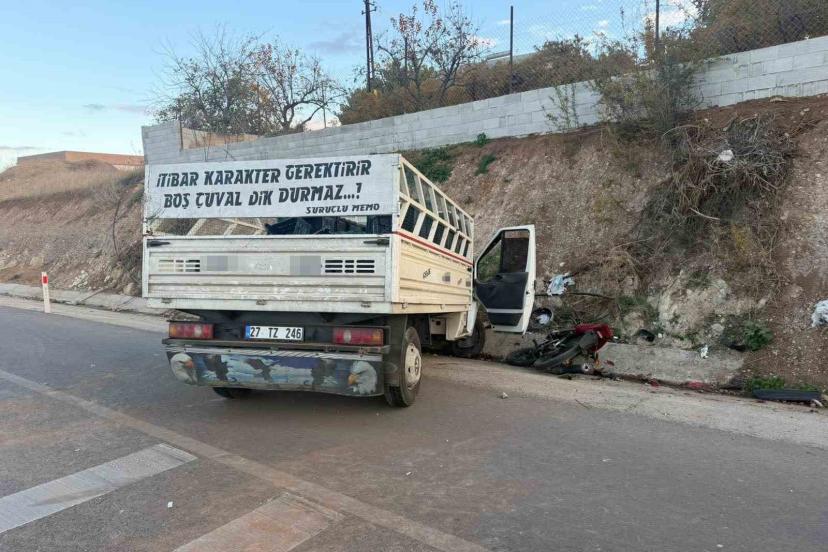 Motosiklet ile kamyonet çarpıştı: 1 ölü