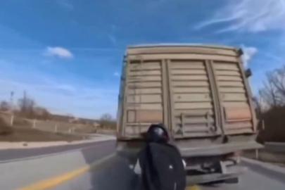 Motosiklet, kamyona arkadan çarptı: 1 yaralı