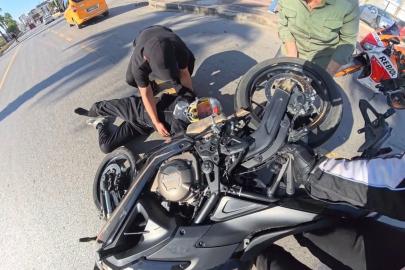Motosiklet sürücüsü kaskı sayesinde yara almadan kurtuldu