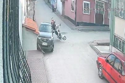 Motosiklete çarpan araç hızla kaçtı, 2 kişinin havada takla atması kameraya yansıdı