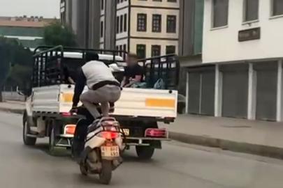 Motosikleti önce çömelerek, sonra yatarak sürdü