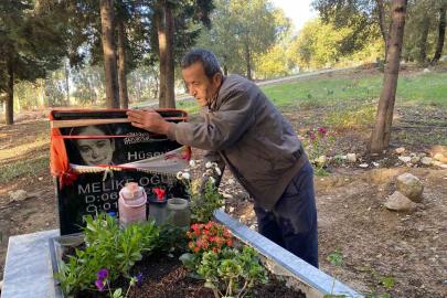 Motosikletle okula götürdüğü kızını kazada kaybetti, mezarına diktiği çiçeklere hırsızlar musallat oldu