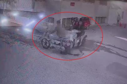 Motosikletlerin kafa kafaya çarpıştığı anlar kameraya yansıdı