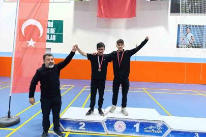 Mudanya Anadolu İmam Hatip Lisesi, güreşte zirveye oturdu