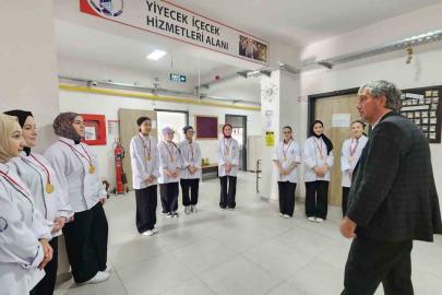 Müdür Yılmaz’dan uluslararası yarışmada derece elde eden öğrencilere tebrik