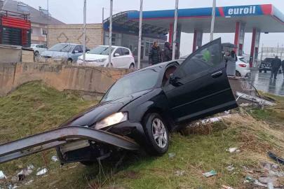 Muş-Bitlis kara yolunda 2 otomobil çarpıştı: 3 yaralı