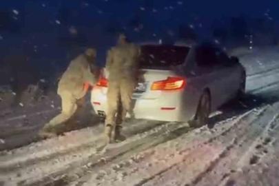 Muş-Bulanık yolunda ulaşıma kar engeli: Jandarma ekipleri rampada mahsur kalan araçları tek tek kurtardı