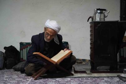 Muş’ta 86 yaşındaki Rüstem dede 50 yıldır sadece çay ve gofretle yaşamını sürdürüyor