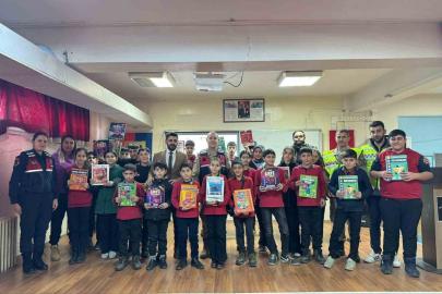 Muş’ta jandarmadan öğrencilere kişisel güvenlik ve güvenli internet eğitimi