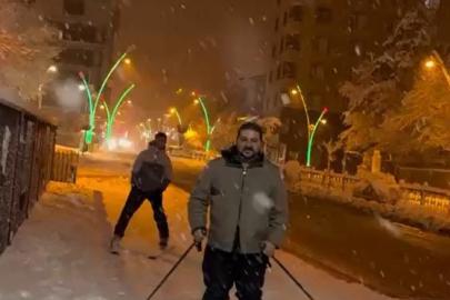 Muş’ta kar eğlenceye dönüştü: İstasyon Caddesi’nde kayak keyfi