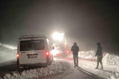 Muş’ta köy yolunda mahsur kalan 7 kişi kurtarıldı