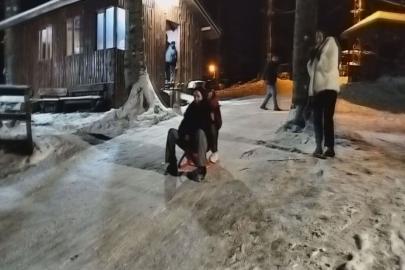 Nebiyan Dağı beyaza büründü, çocuklar gibi eğlendiler