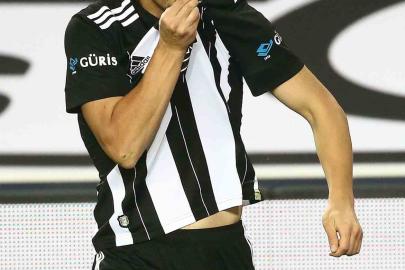 Necip Uysal: "Kariyerime bu forma altında nokta koyacağım"