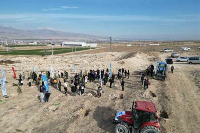 Niğde’de bal ormanı için 5 bin fidan toprakla buluştu