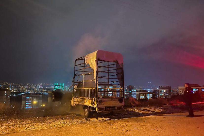 Niğde’de park halindeki kamyonette yangın çıktı