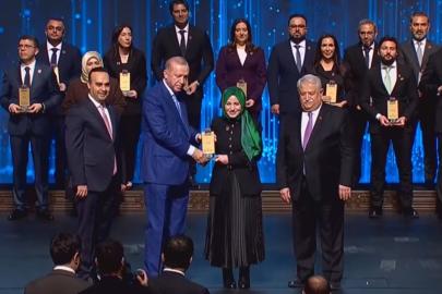 Ödülünü Cumhurbaşkanın elinden aldı