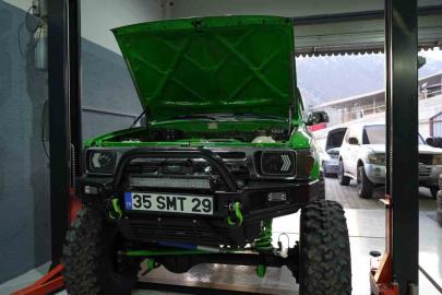 Off-road aracının hava filtresine giren sincaptan fındık sürprizi