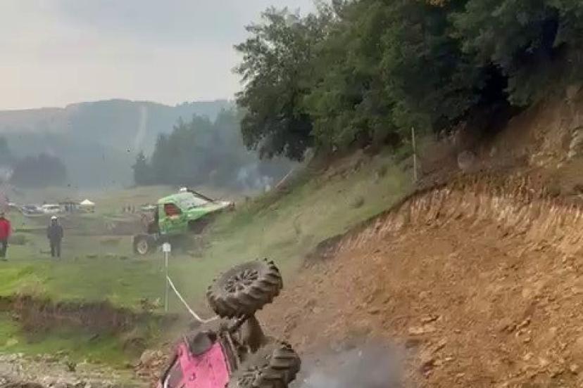 Off-road yarışında kontrolden çıkan araç böyle takla attı