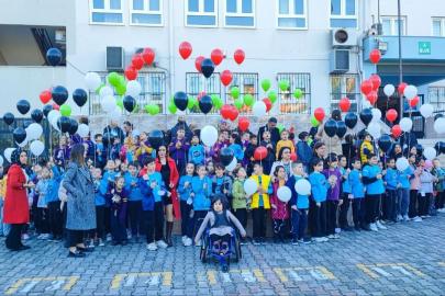 Öğrenciler Gazzeli çocuklar için balonları gökyüzüne bıraktı