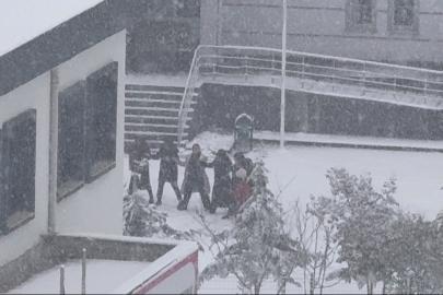 Öğrenciler karın keyfini okul hoparlöründen çalınan oyun havasıyla çıkardı