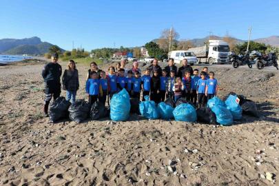 Öğrenciler sahilde temizlik yaptı