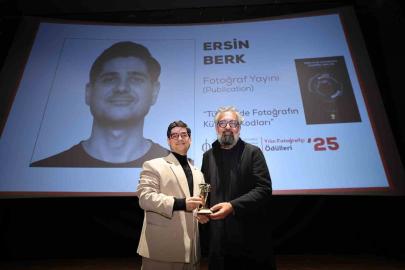 Öğretim görevlisi "Yılın Fotoğraf Yayını" ödülüne layık görüldü