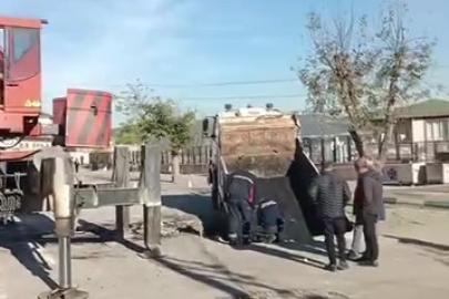 Okul bahçesinde çökme sonucu çukura düşen kamyon vinçle çıkarıldı