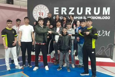 Oltulu liseliler bilek güreşinde rakiplerine geçit vermedi