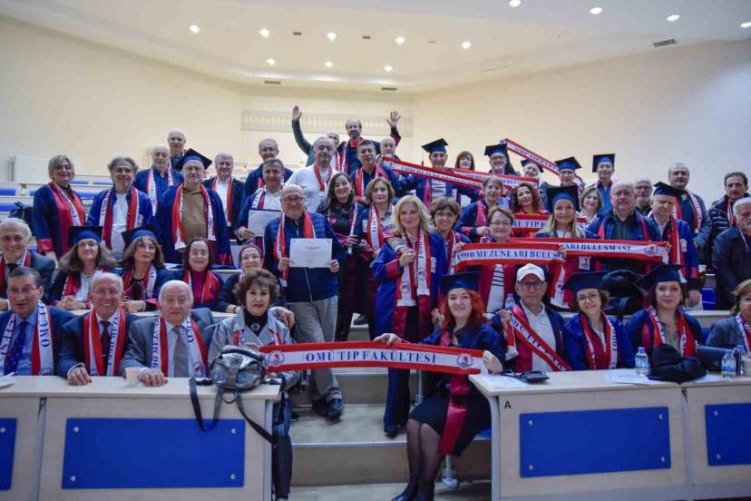 OMÜ Tıp Fakültesi’nin 1990 mezunları 35 yıl sonra aynı amfide buluştu