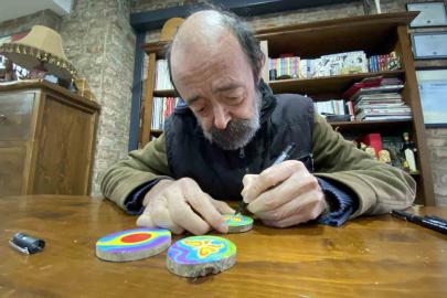 Onun karikatür çizim sevgisi bitmedi