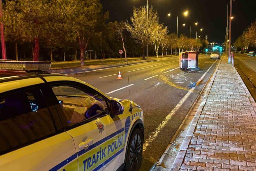 Önüne köpek çıkan araç yan yattı: 2 yaralı