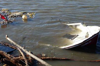 Ordu’da denizdeki fırtına hayatı felç etti: Dalgalar evlere zarar verdi, balıkçı teknesi parçalandı