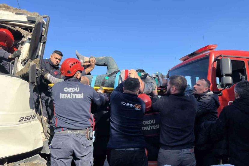 Ordu’da tır ile kamyon çarpıştı: Araçta sıkışan kamyon sürücüsü kurtarıldı