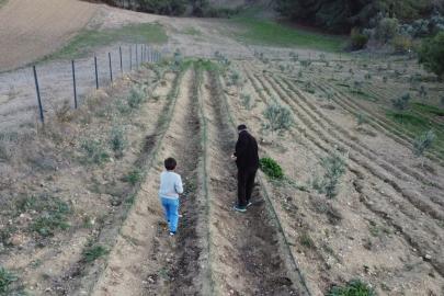 Osmaniye’de depremi yaşadı, toprağa tutundu