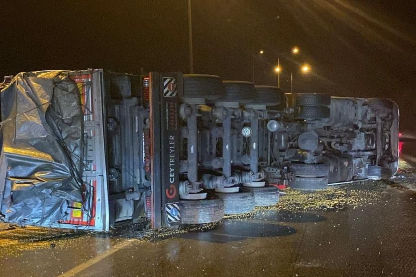 Osmaniye’de mısır yüklü kamyon devrildi: 1 yaralı