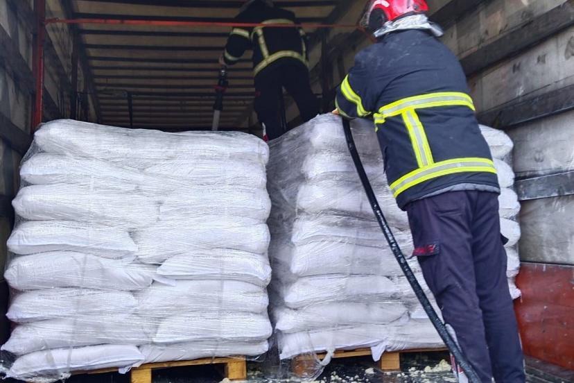 Osmaniye’de seyir halindeki soya yüklü tırda yangın çıktı