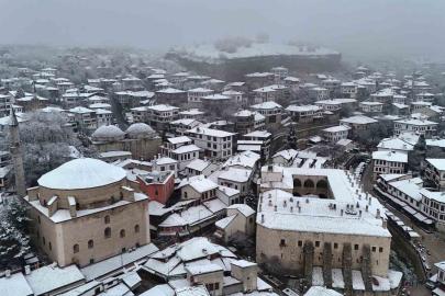 Osmanlı kenti Safranbolu’nun tarihi konakları beyaz örtüyle kaplandı
