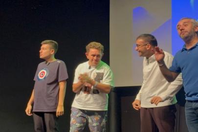 Otizmli bireylerin sahne performansı ayakta alkışlandı