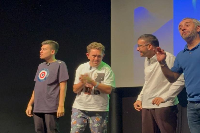 Otizmli bireylerin sahne performansı ayakta alkışlandı