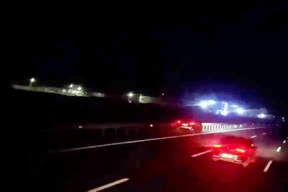 Otobanda yürekleri ağza getiren görüntü, bariyerlere vurmak üzereyken durdu