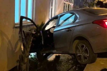 Otomobil bahçe duvarında asılı kaldı