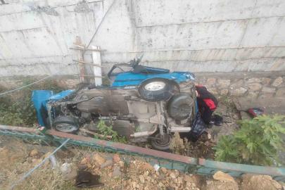 Otomobil drenaj kanalına uçtu: 3 yaralı